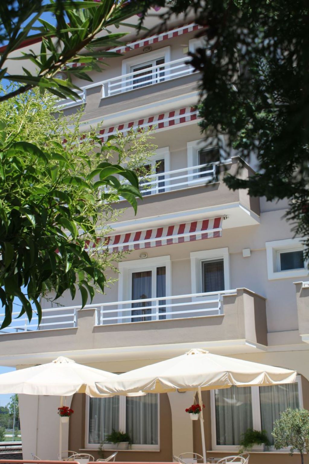 Atira Apart Hotel-Hotel spolja.jpg