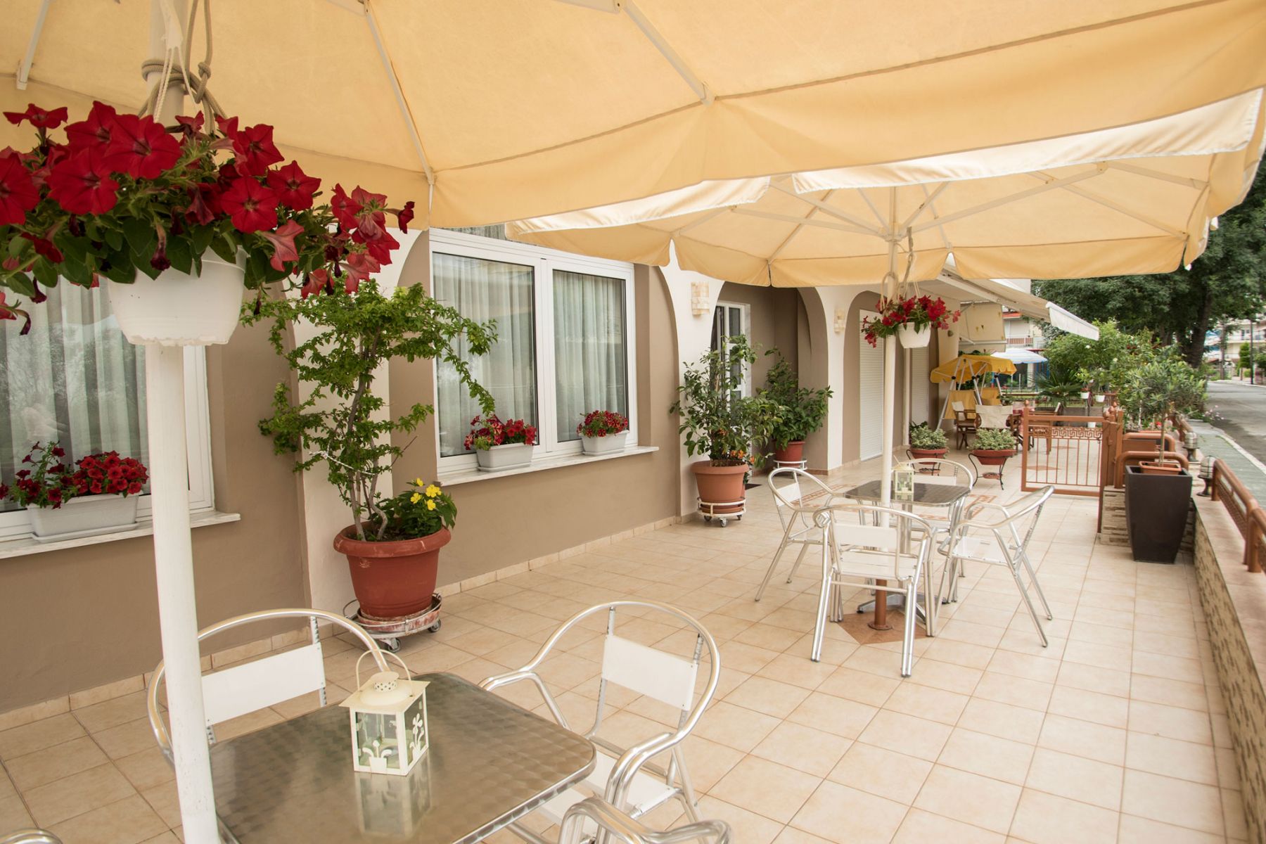 Atira Apart Hotel-Terasa.jpg