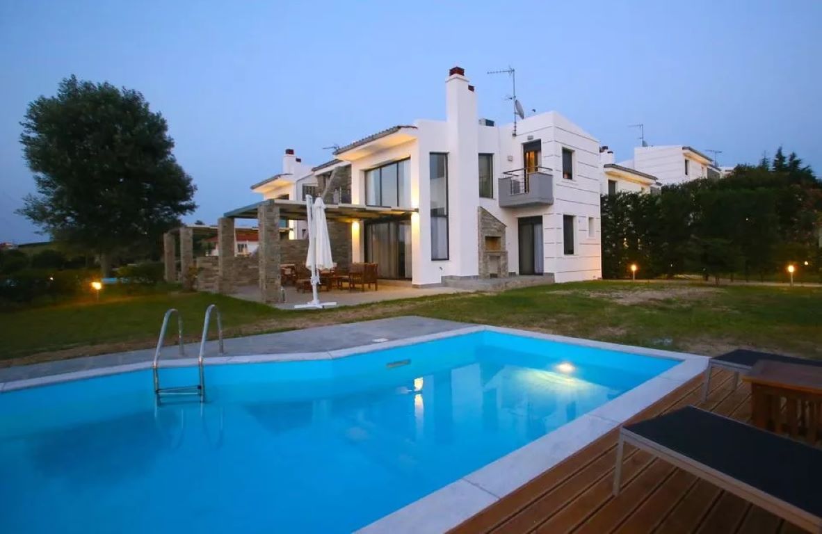 Sunny Sani Luxury VIllas-Trosobna vila nocni izgled.jpg