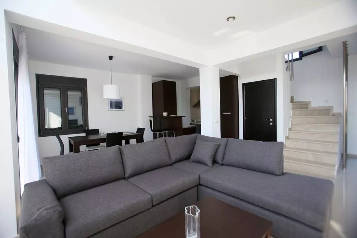 Sunny Sani Luxury Villas-Trosobna vila dnevna soba.jpg