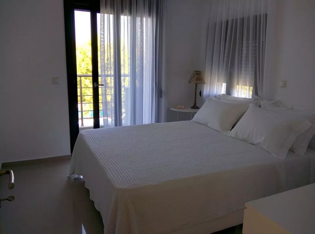 Sunny Sani Luxury Villas-Trosobna vila spavaca soba.jpg