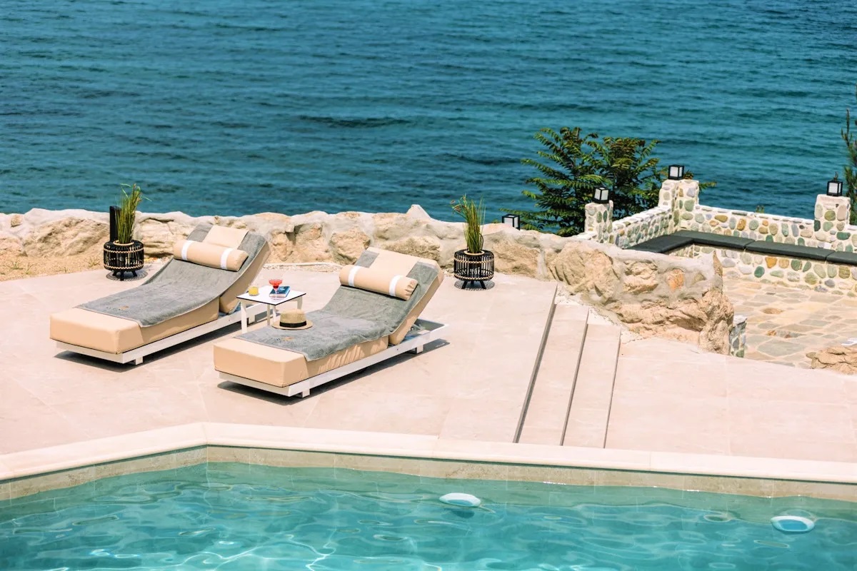 Akrotiri Olympus Luxury Suites-Oblast oko bazena.jpg