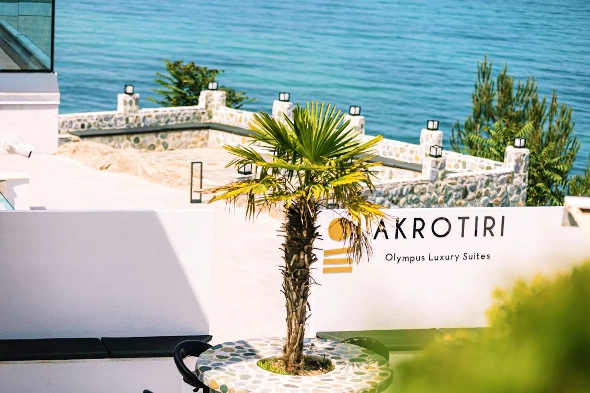 Akrotiri Olympus Luxury Suites-Oblast oko hotela.jpg