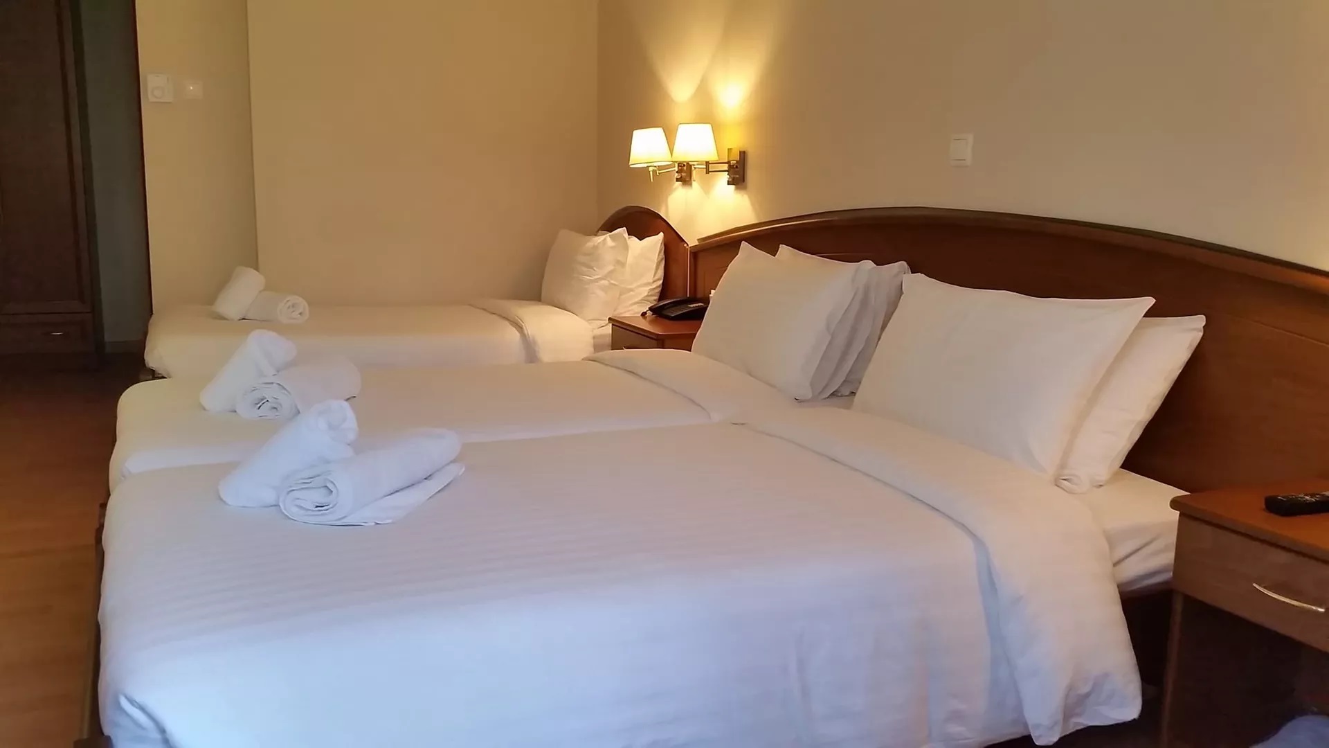 Xenios Dias Hotel-Standardna soba dodatni lezaj.jpg