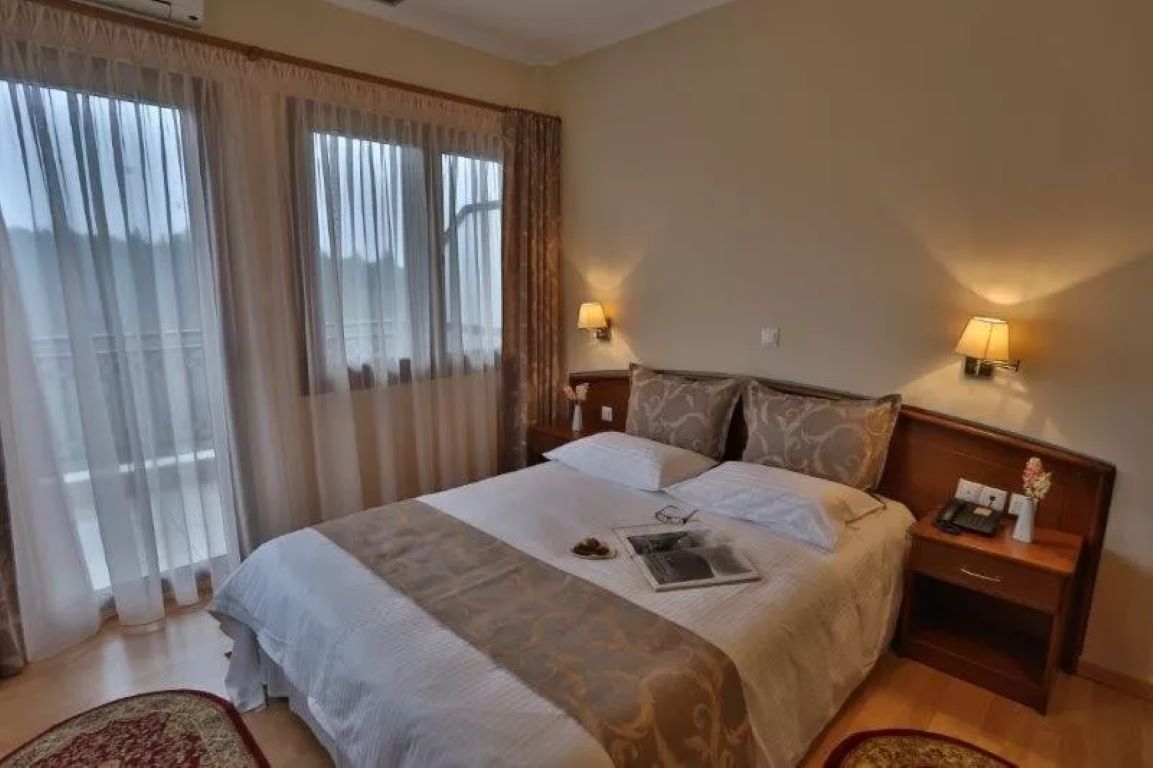Xenios Dias Hotel-Standardna soba privilegovan pogled.jpg