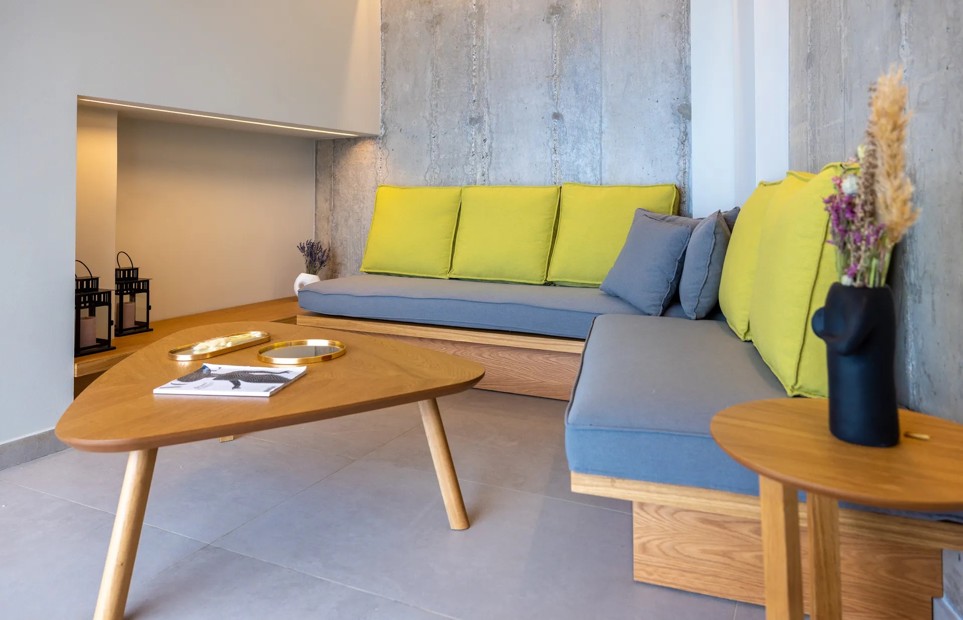 Anadeo Villas & Suites-Trosoban Grand suite dnevna soba.jpg