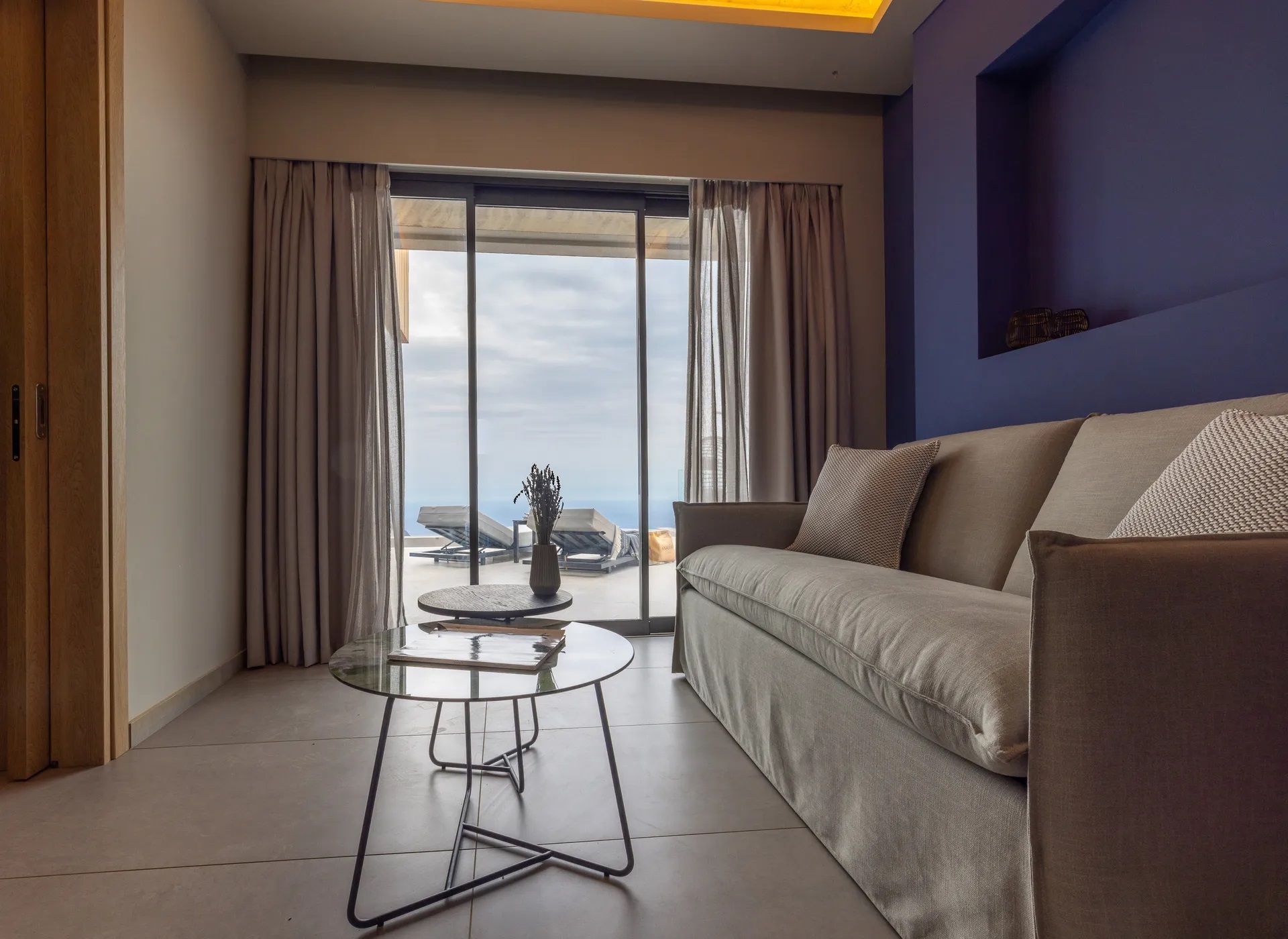 Anadeo Villas & Suites-Trosoban Master suite dnevna soba.jpg