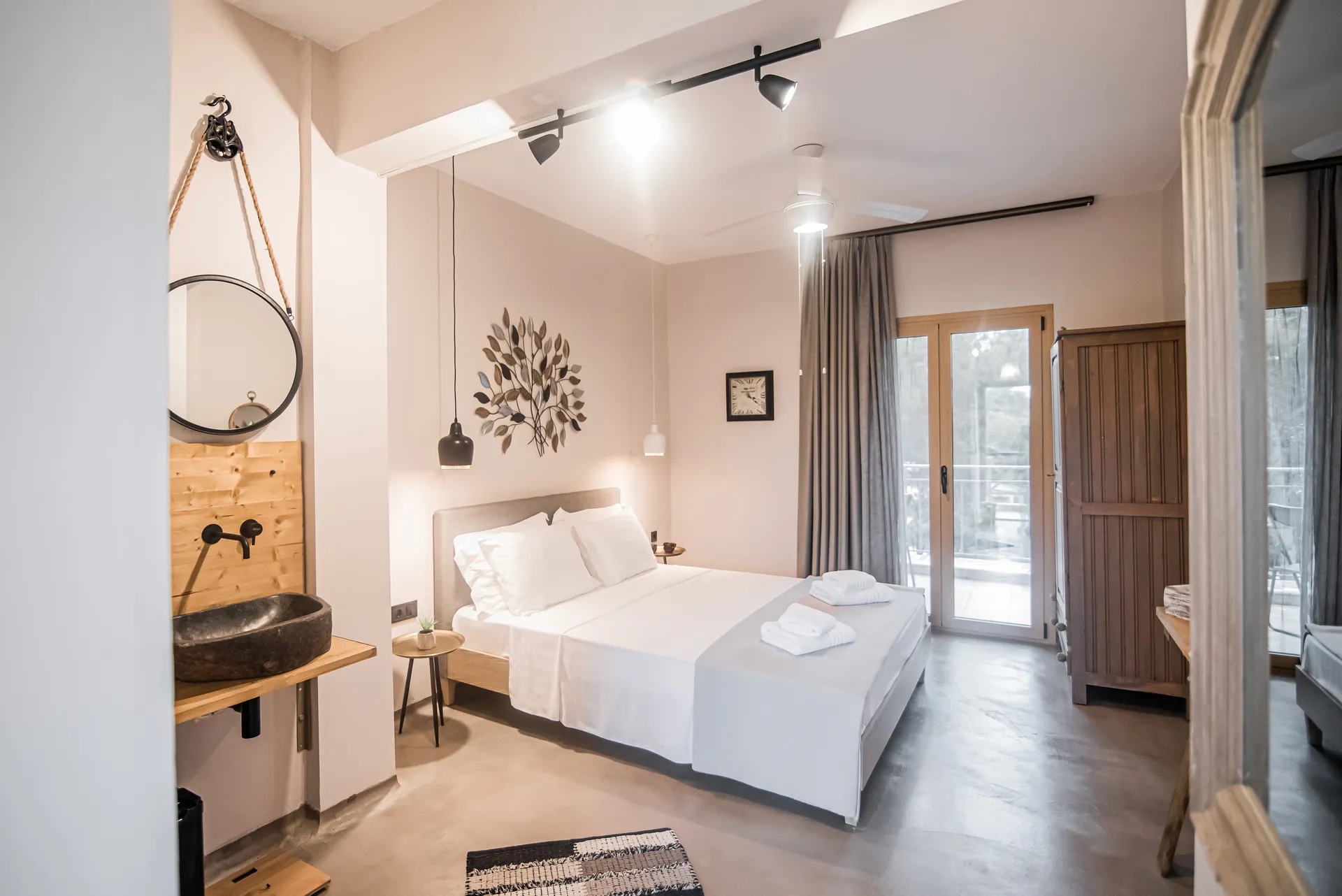 Pefkon Suites-Standardna soba pogled more.jpg