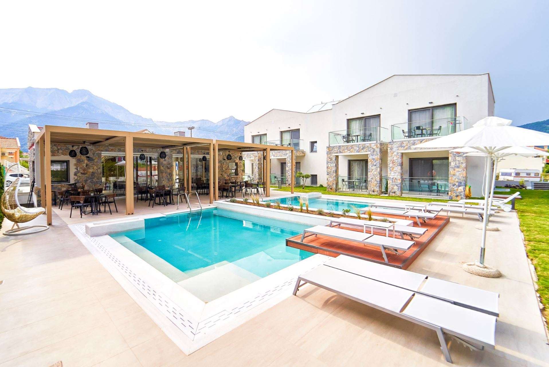 Celine’s Rose Smart Luxury Apartments bazen.jpg