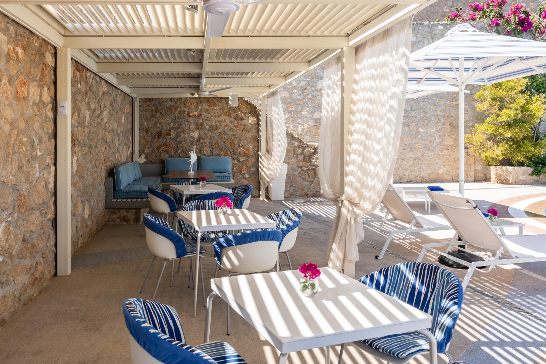 Princess Kyniska Suites-Bar pored bazena.jpg