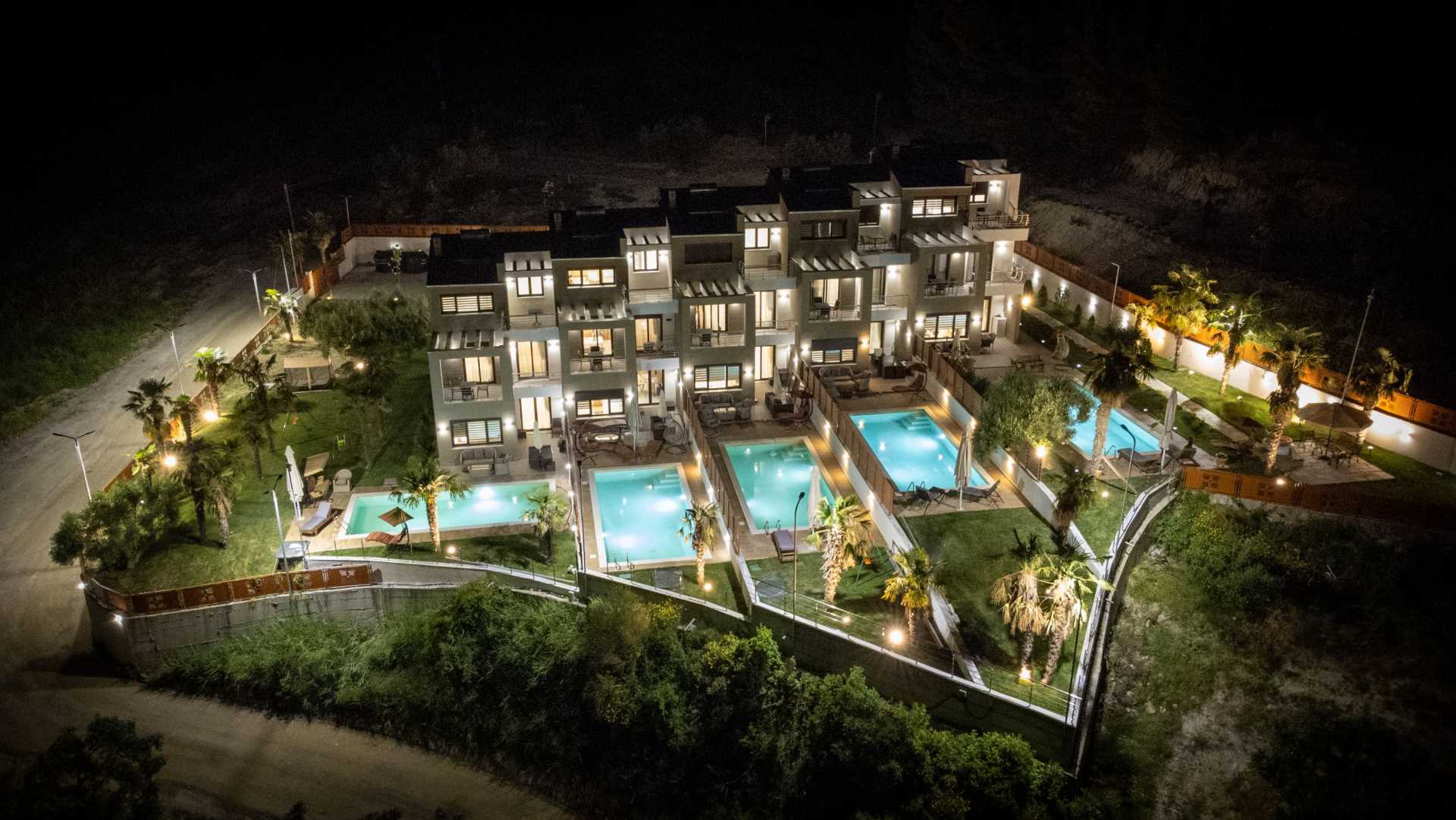 Pefkohori Golden Mountain Beach Villas-Vile spolja.jpg
