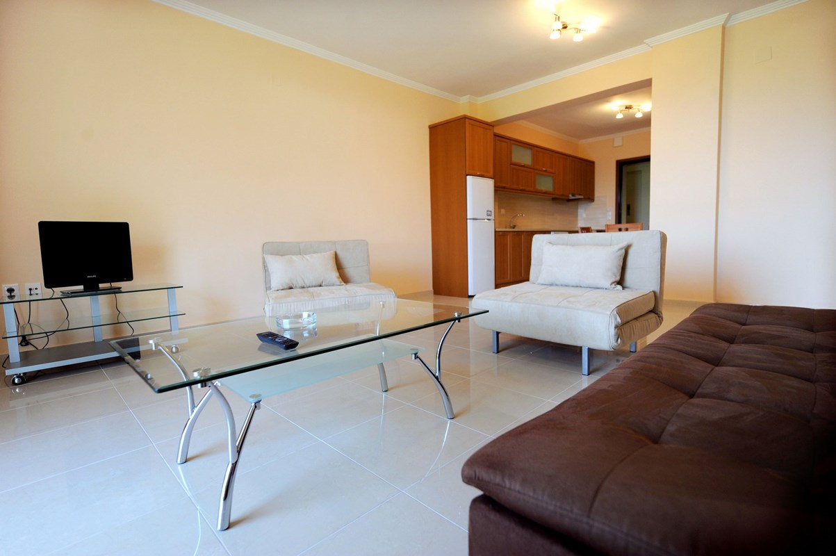 Dionysos Luxury Apartments-Apartman za sestoro dnevna soba.jpg