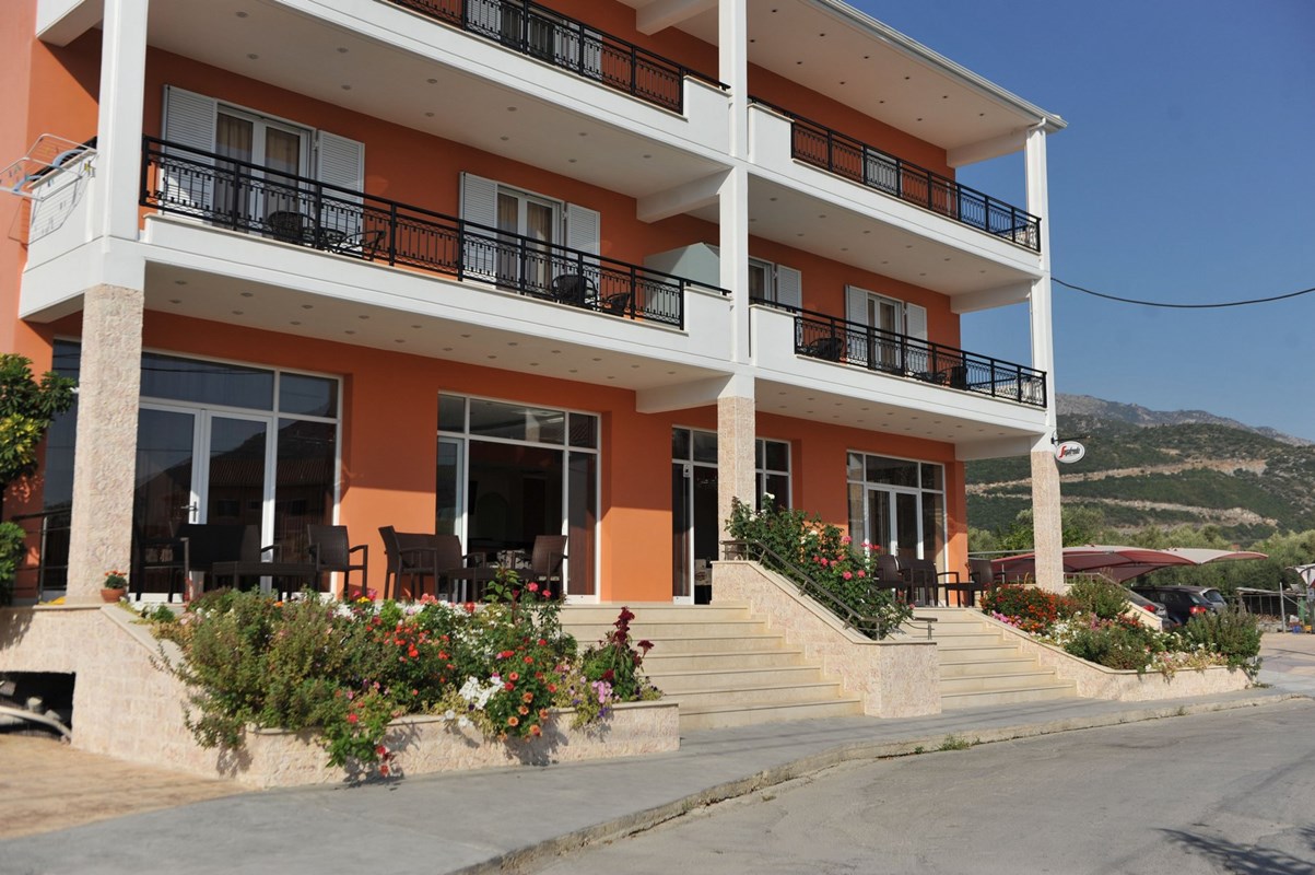 Dionysos Luxury Apartments-Hotel spolja.jpg