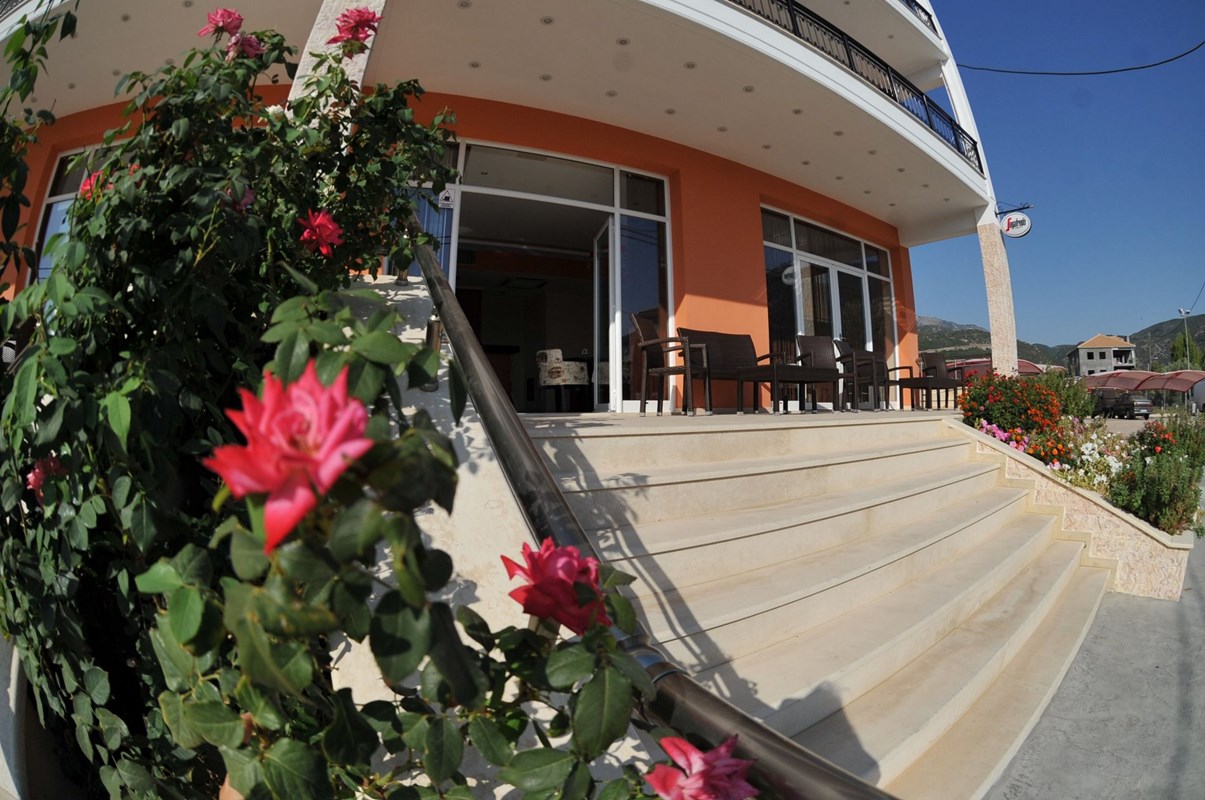 Dionysos Luxury Apartments-Ulaz u hotel.jpg