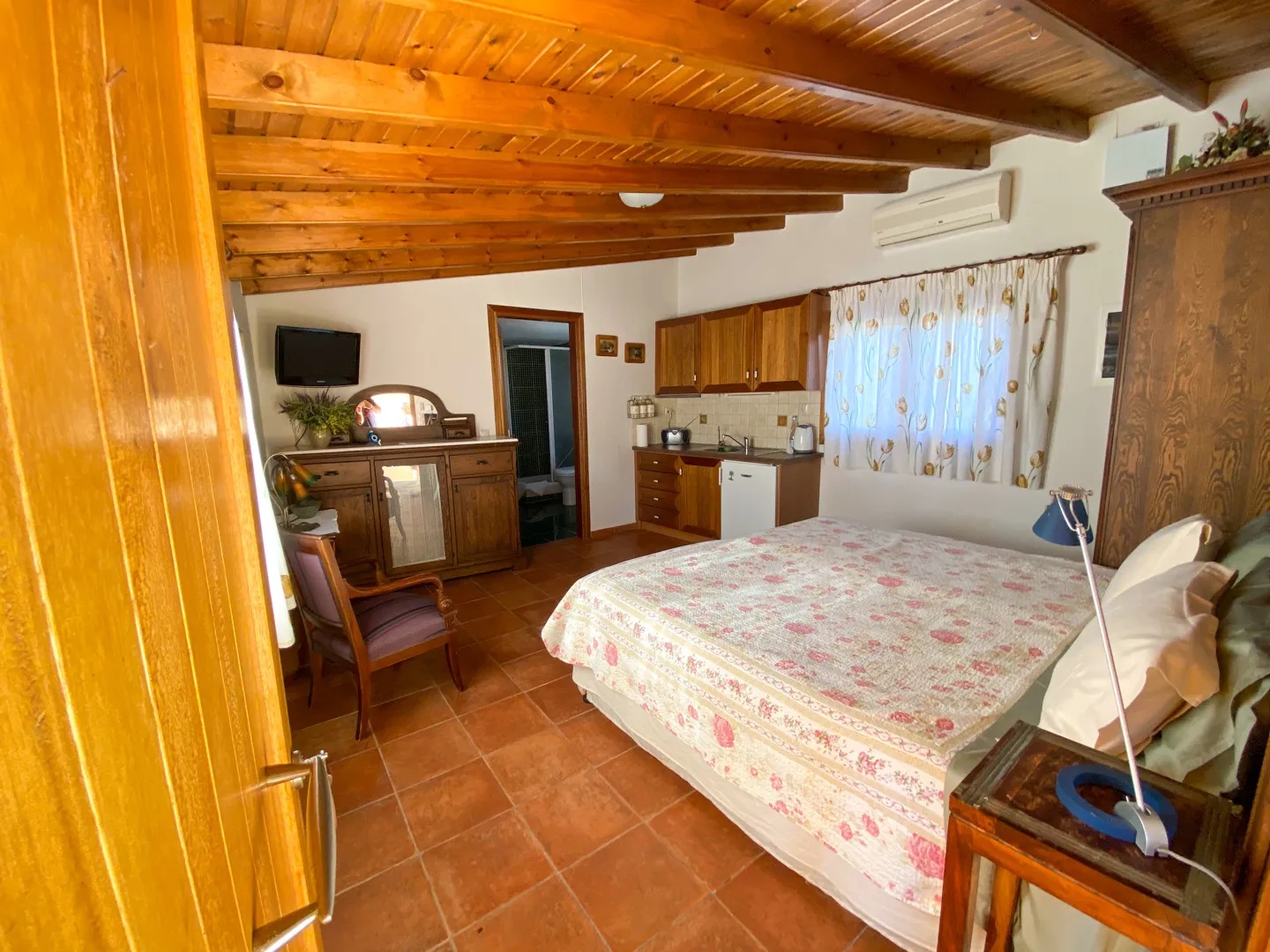 Renting Sunset-Vila Umami guest hoouse spavaca soba.jpg