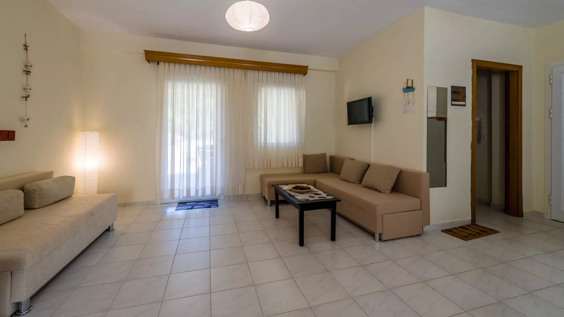 Sithonia Lodge-Srednja kuca dnevna soba.jpg