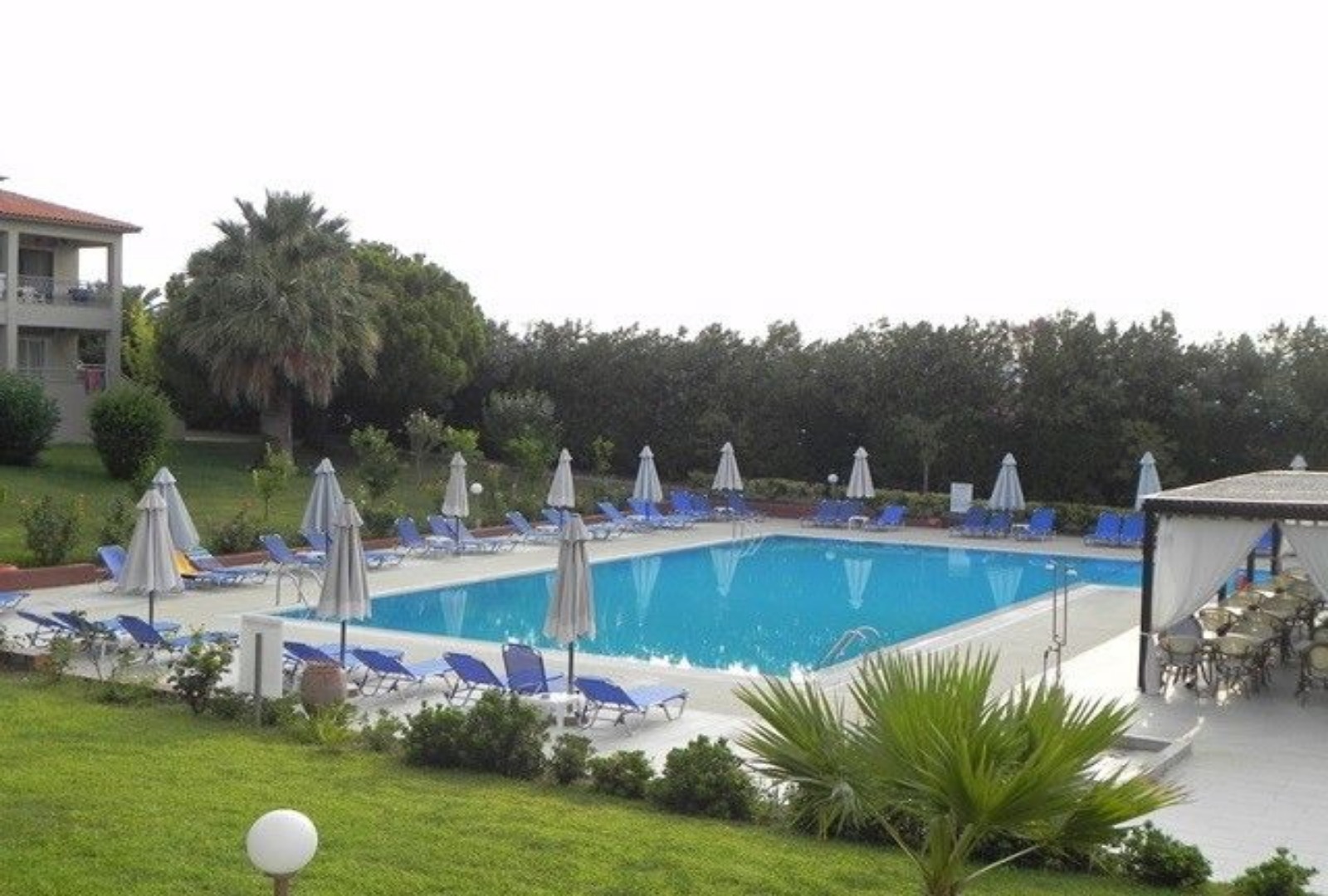 Kalives Resort Hotel-Oblast oko bazena.jpg