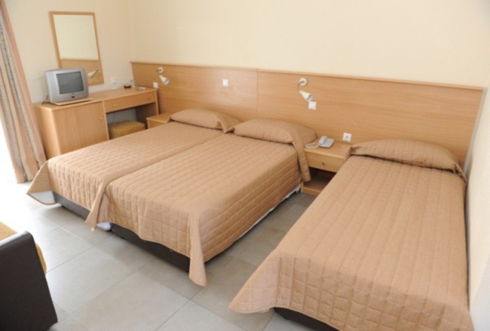 Kalives Resort Hotel-Trokrevetna soba.jpg