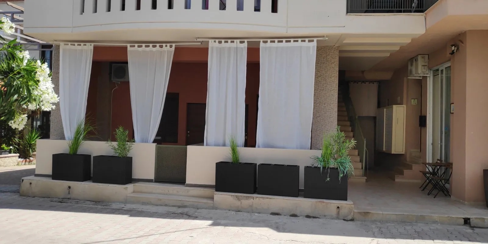 Kripis Studio-Ulaz u hotel.jpg