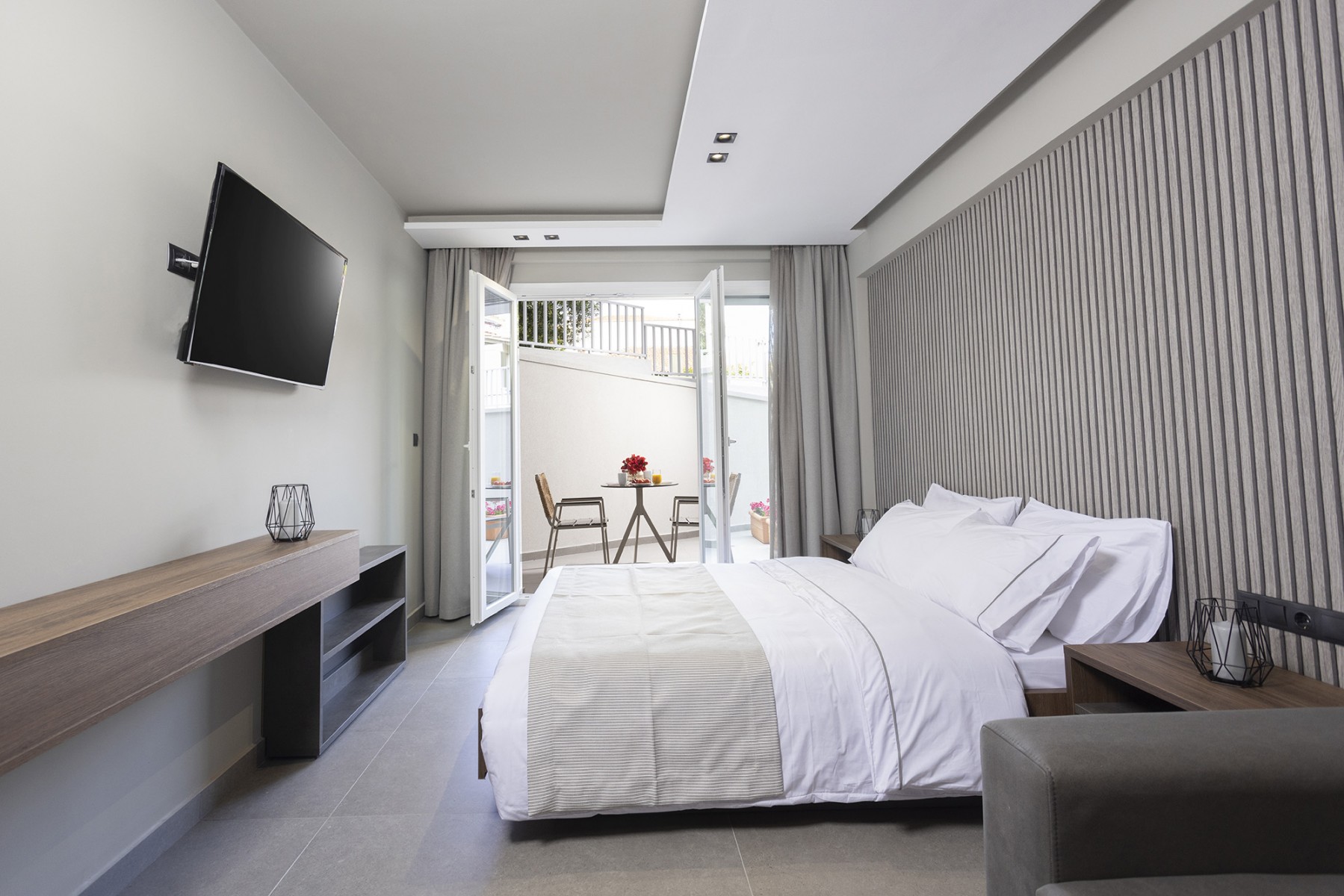Notos Premium Holiday Apartments-Deluxe soba polocano dvoriste.jpg