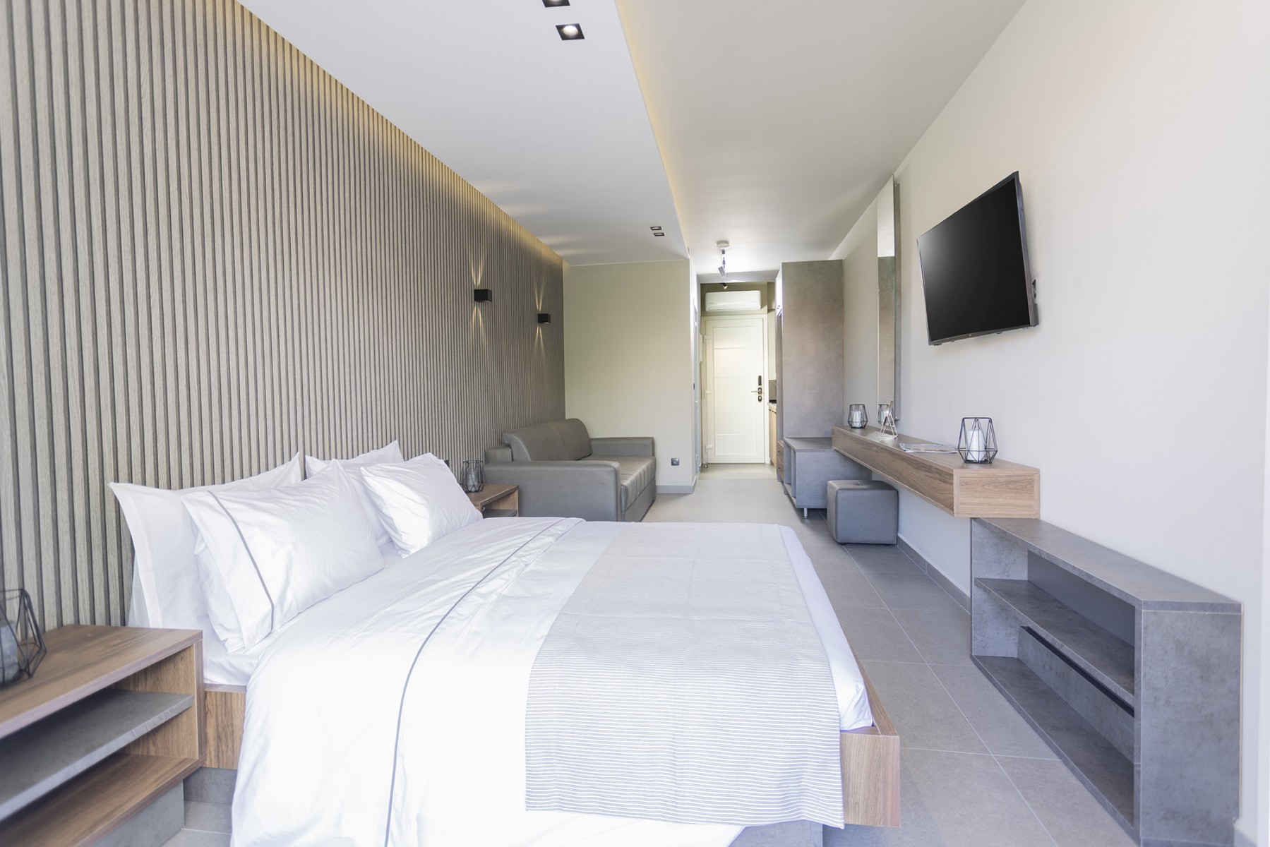 Notos Premium Holiday Apartments-Deluxe soba sa terasom dnevna soba.jpg