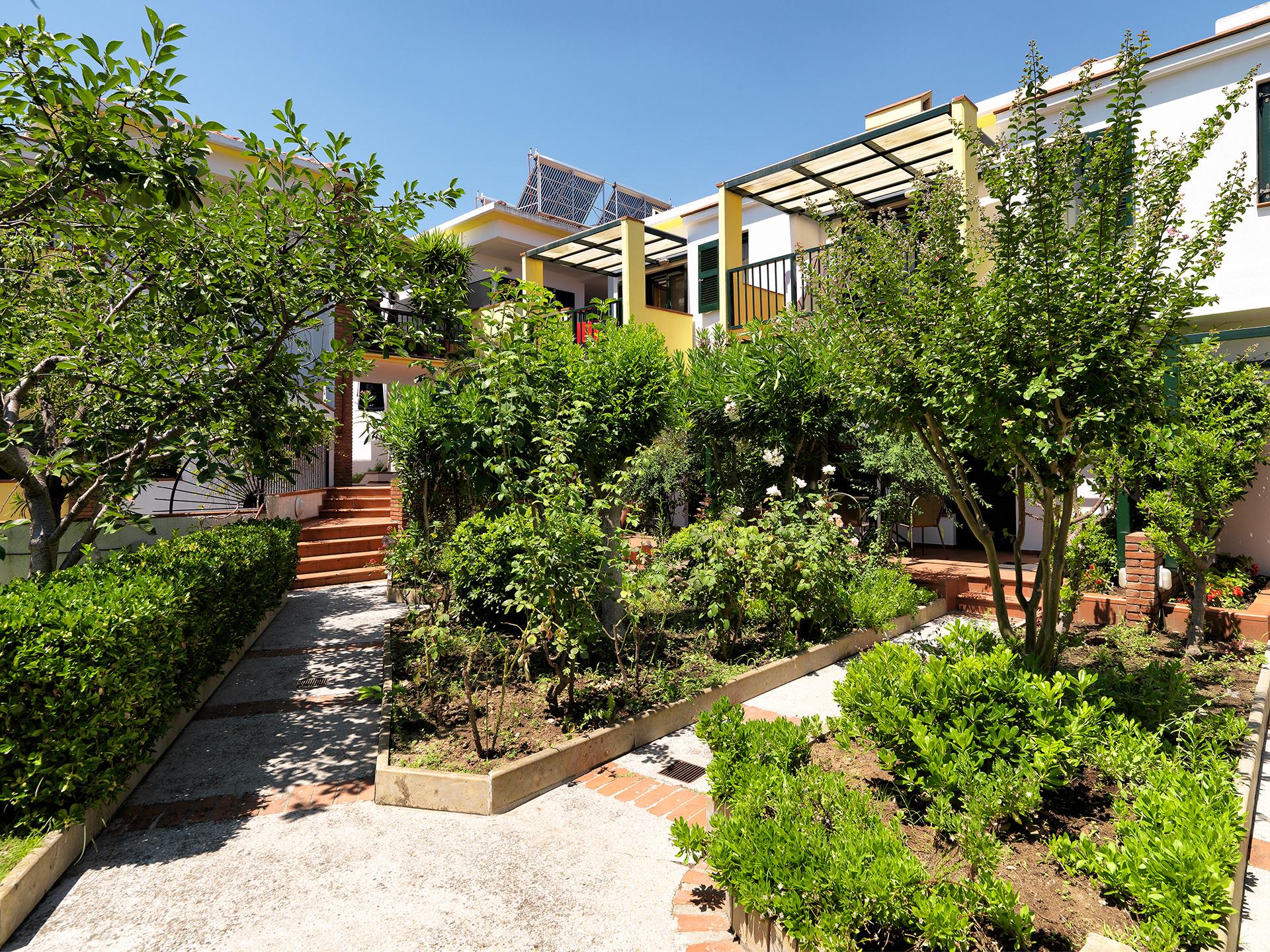 Elia Apartments-Dvoriste.jpg