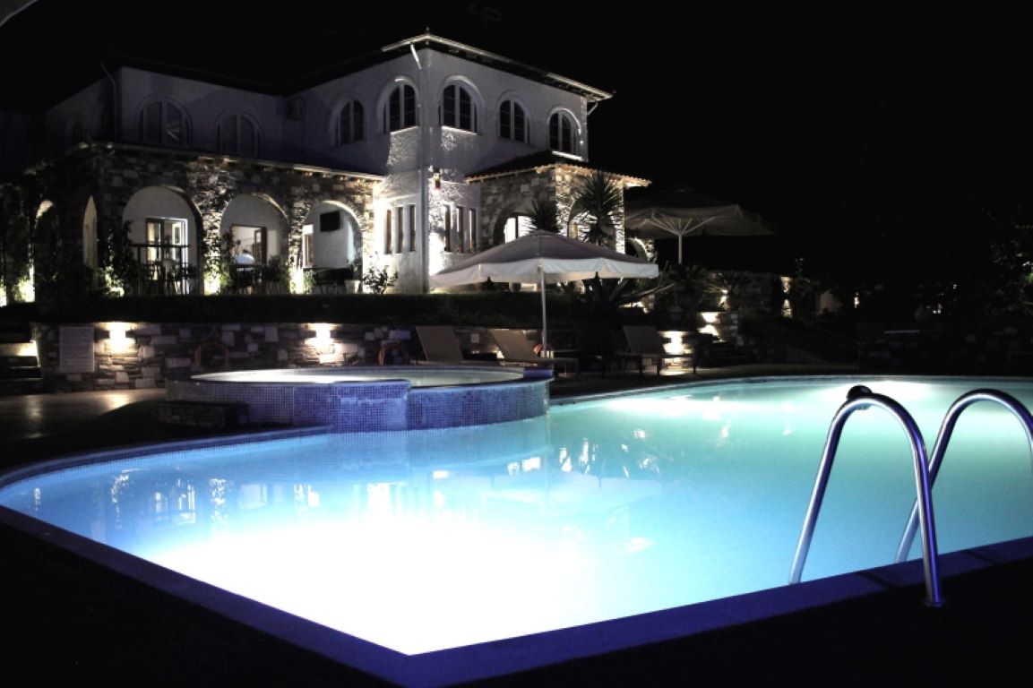 Zeus Hotel Platamonas-Bazen nocu.jpg