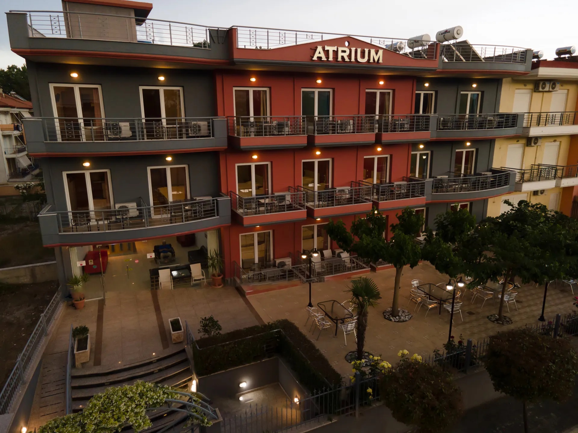 Grecolnn Atrium Hotel-Nocni izgled.jpg