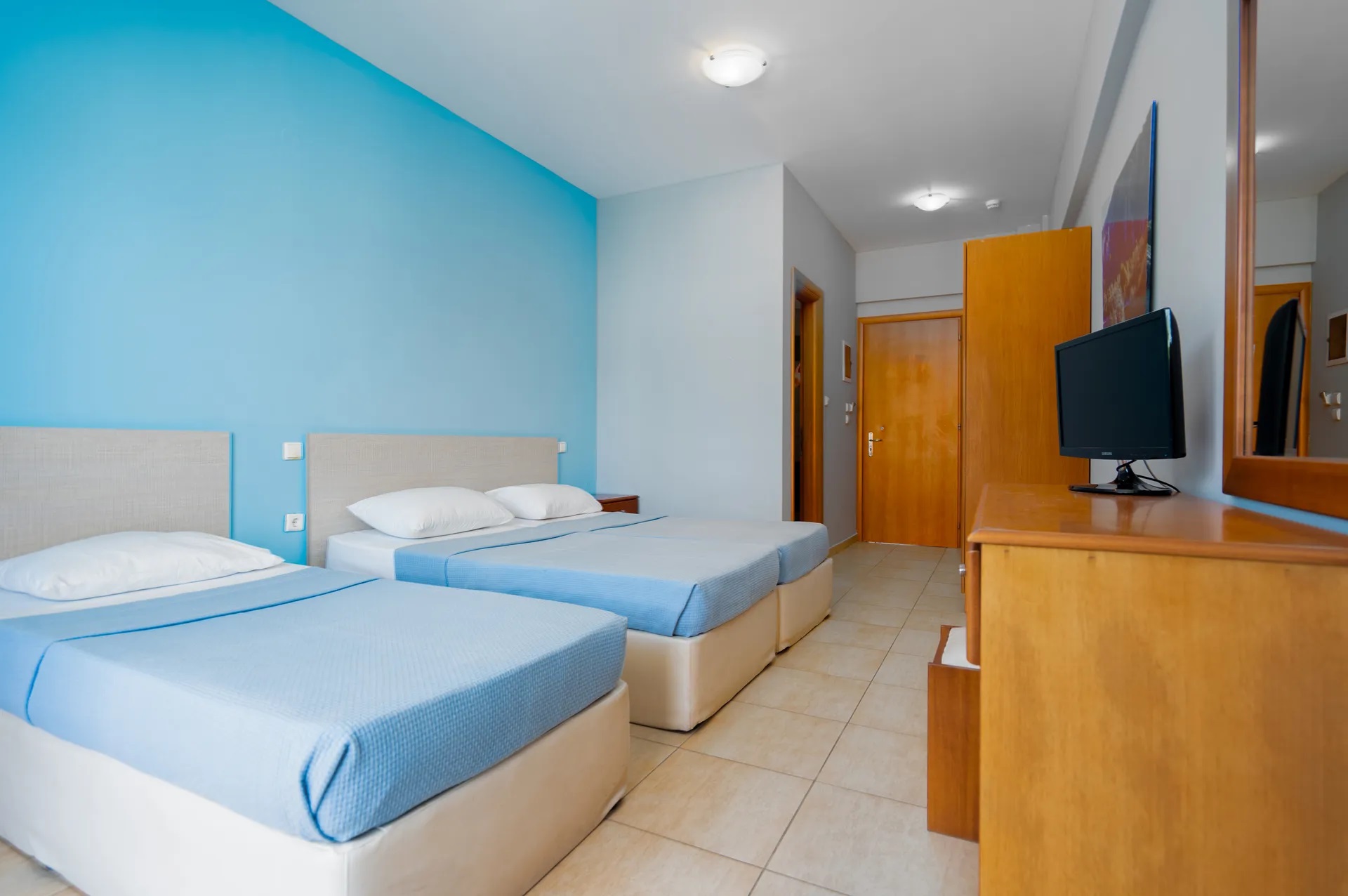 Grecolnn Atrium Hotel-Trokrevetna soba.jpg