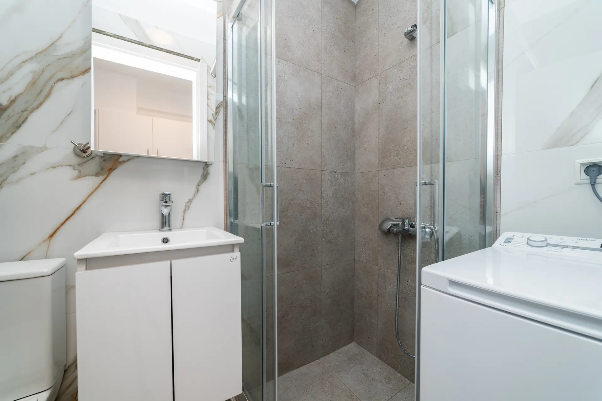 Danai & Palm Residential Complex-Jednosoban apartman pristup bazenu kupatilo.jpg