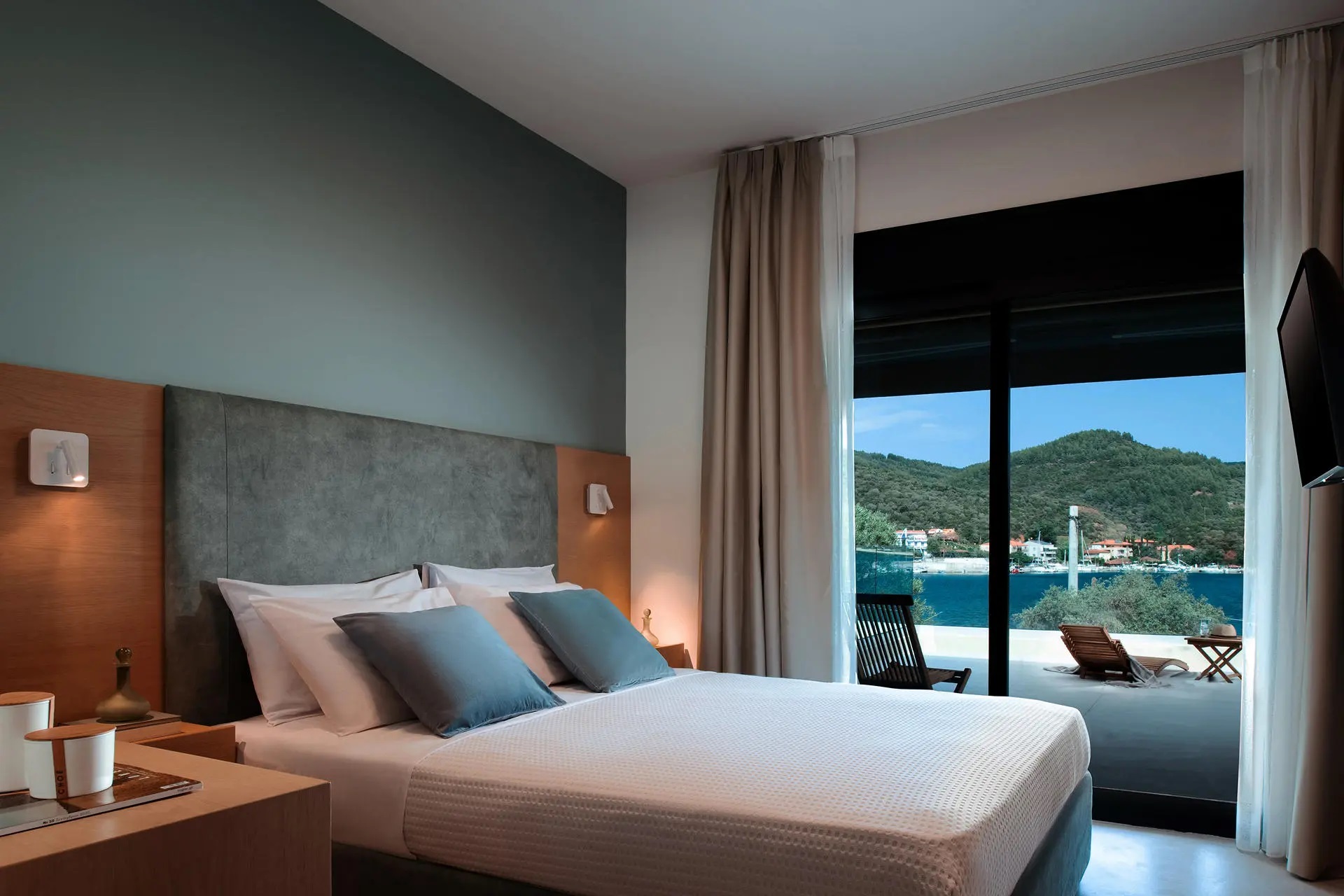 Chronos Hotel-Deluxe suite.jpg