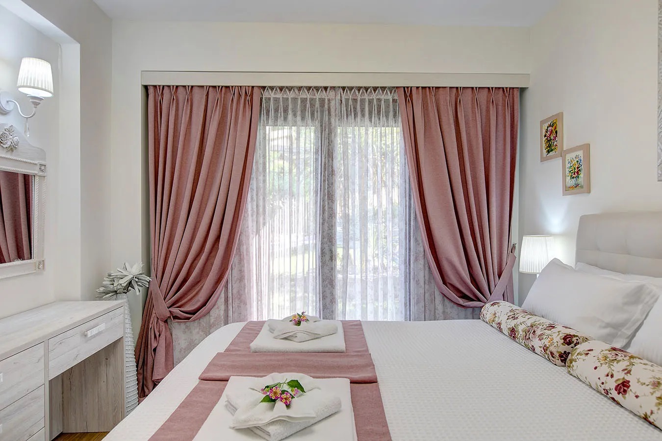 Sani Luxury VIllas-Artemisia vila spavaca soba.jpg
