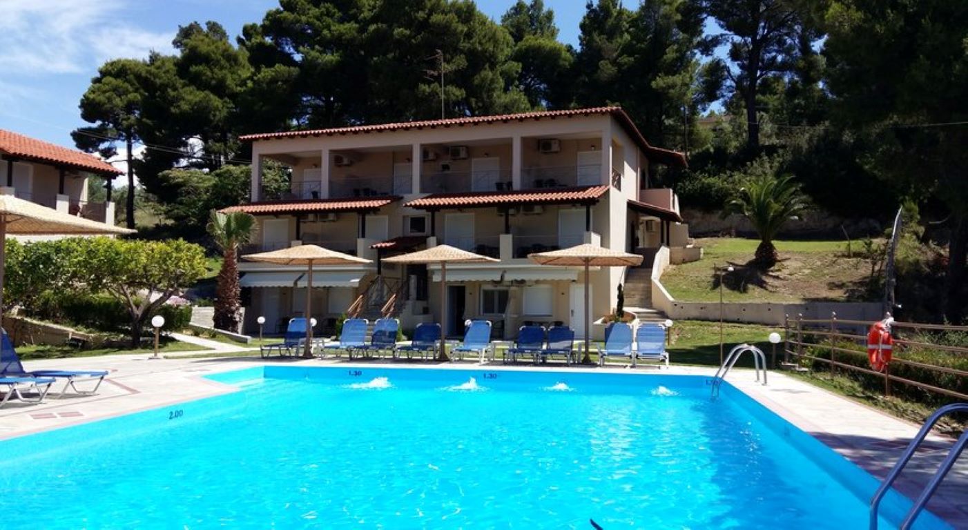 Thea Hotel-Bazen na otvorenom.jpg