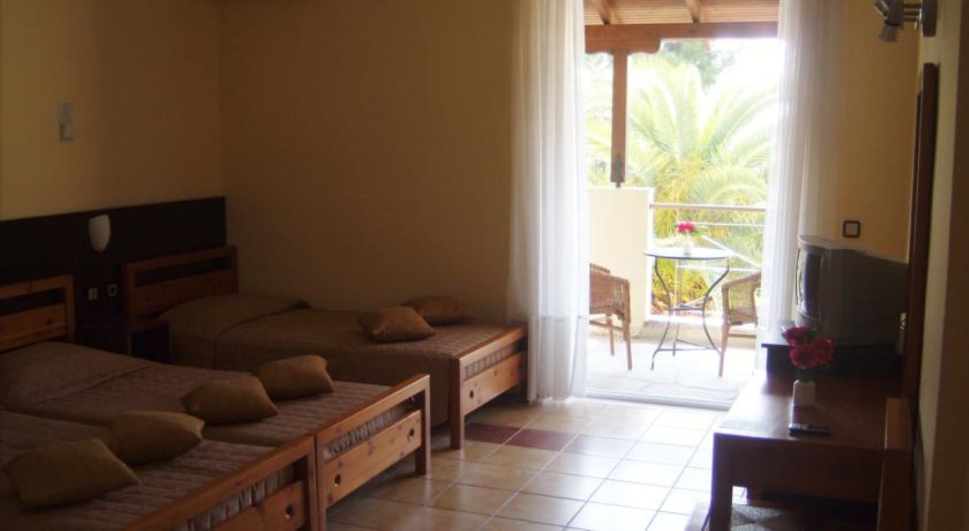 Thea Hotel-Standardna soba dodatni lezaj.jpg