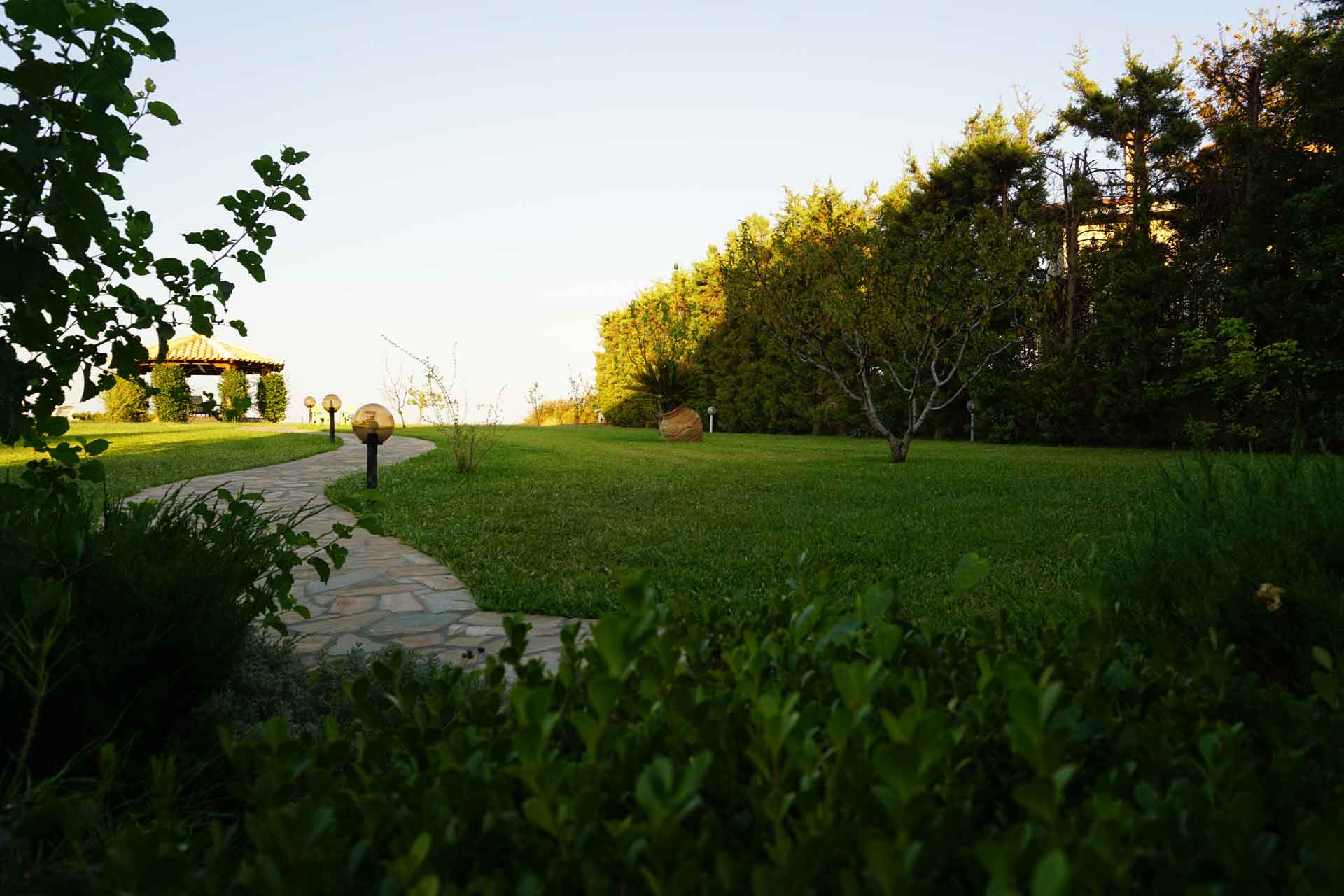 Villa Orama-Dvoriste hotela.jpg