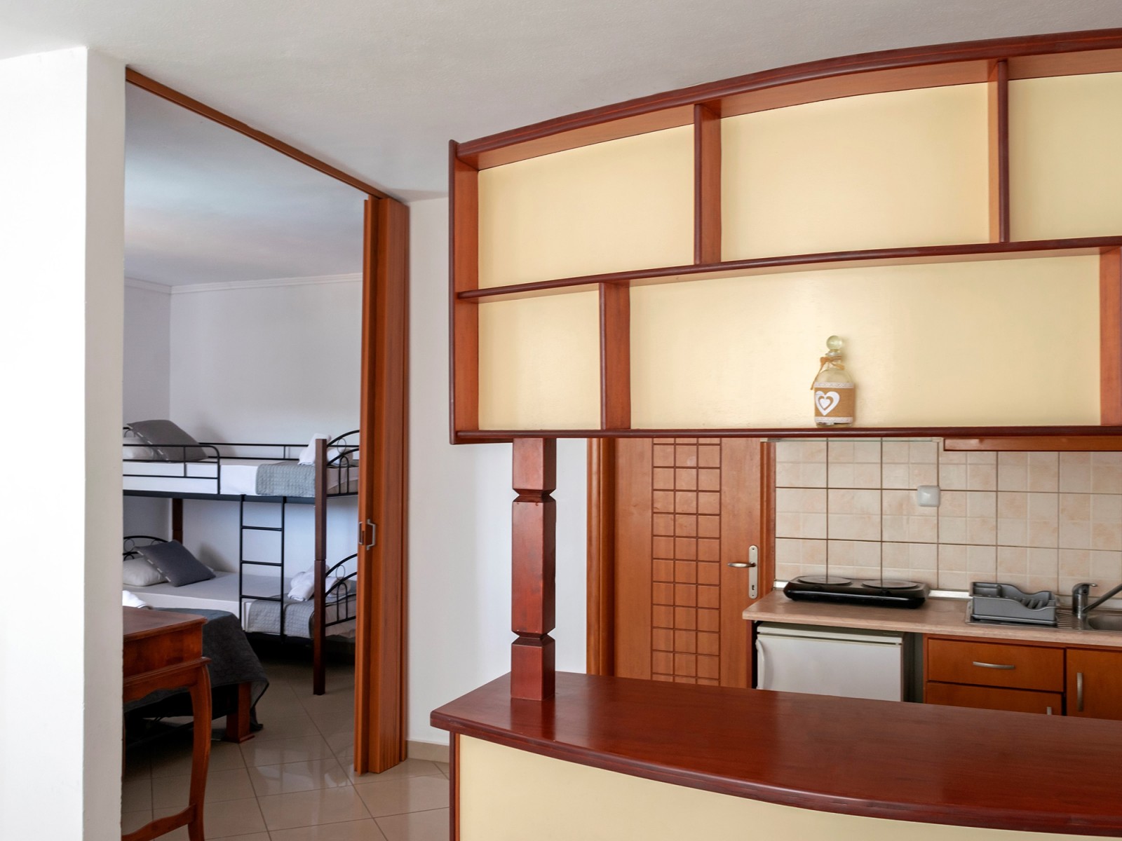 Kapahi Sea View apartments & suites izgled deluks apartmana.jpg