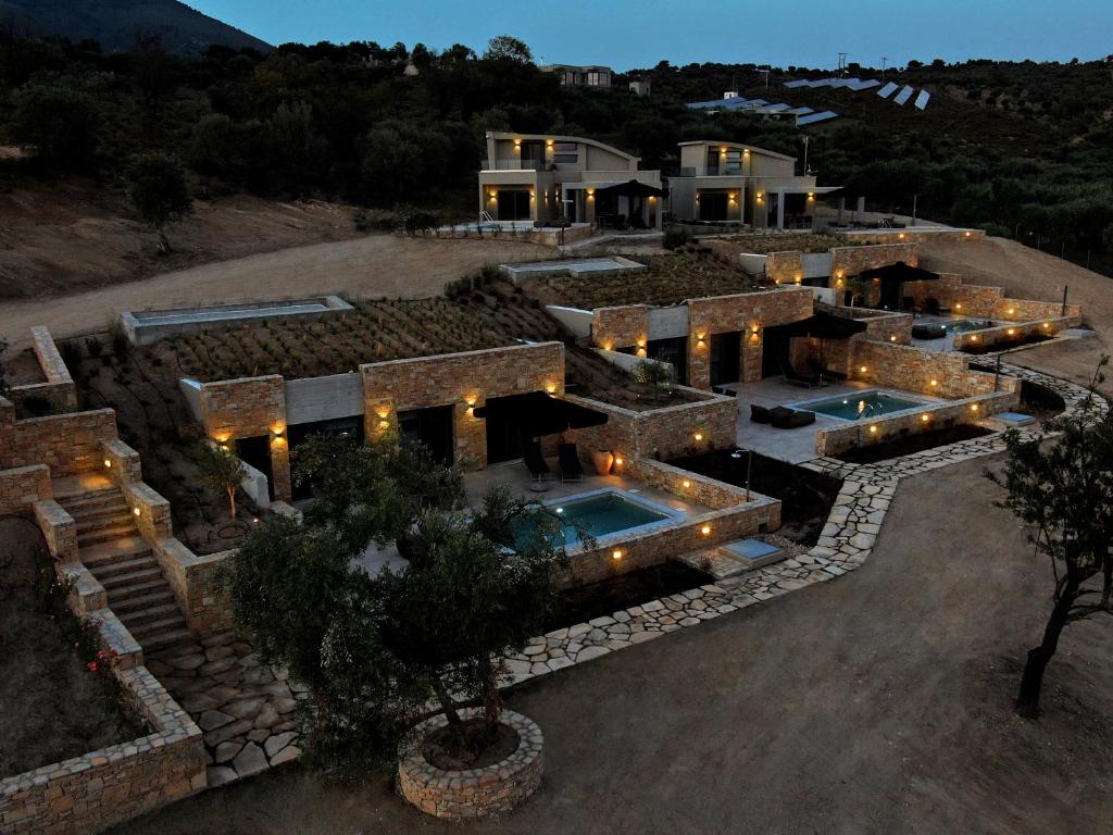 Hotel Fari Stone Villas izgled od spolja.jpg