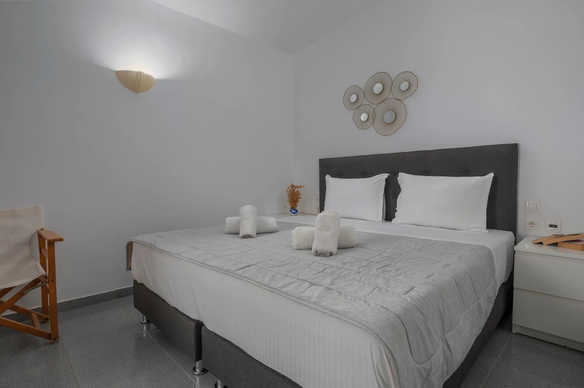 NG Sani VIllas-Pine vila spavaca soba.jpg