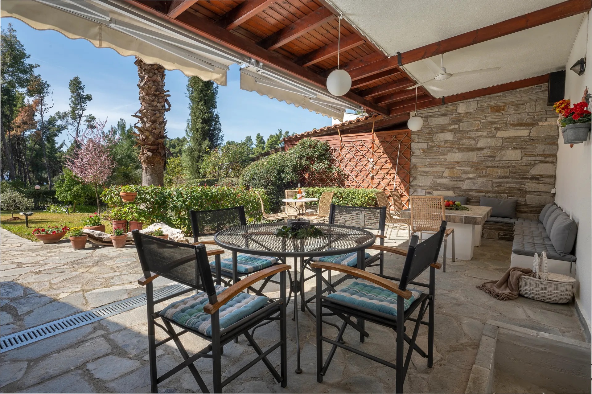 NG Sani VIllas-Pine vila terasa.jpg