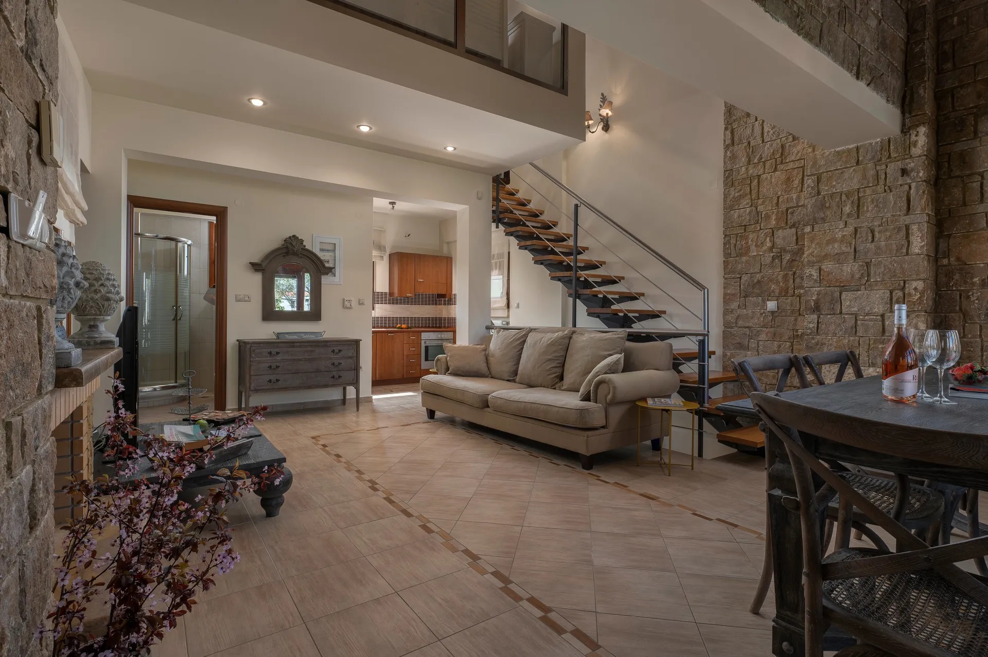 NG Sani VIllas-Viktoria trosobna vila dnevna soba.jpg