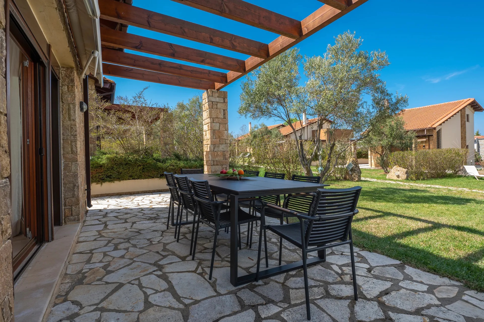 NG Sani VIllas-Viktoria trosobna vila terasa.jpg