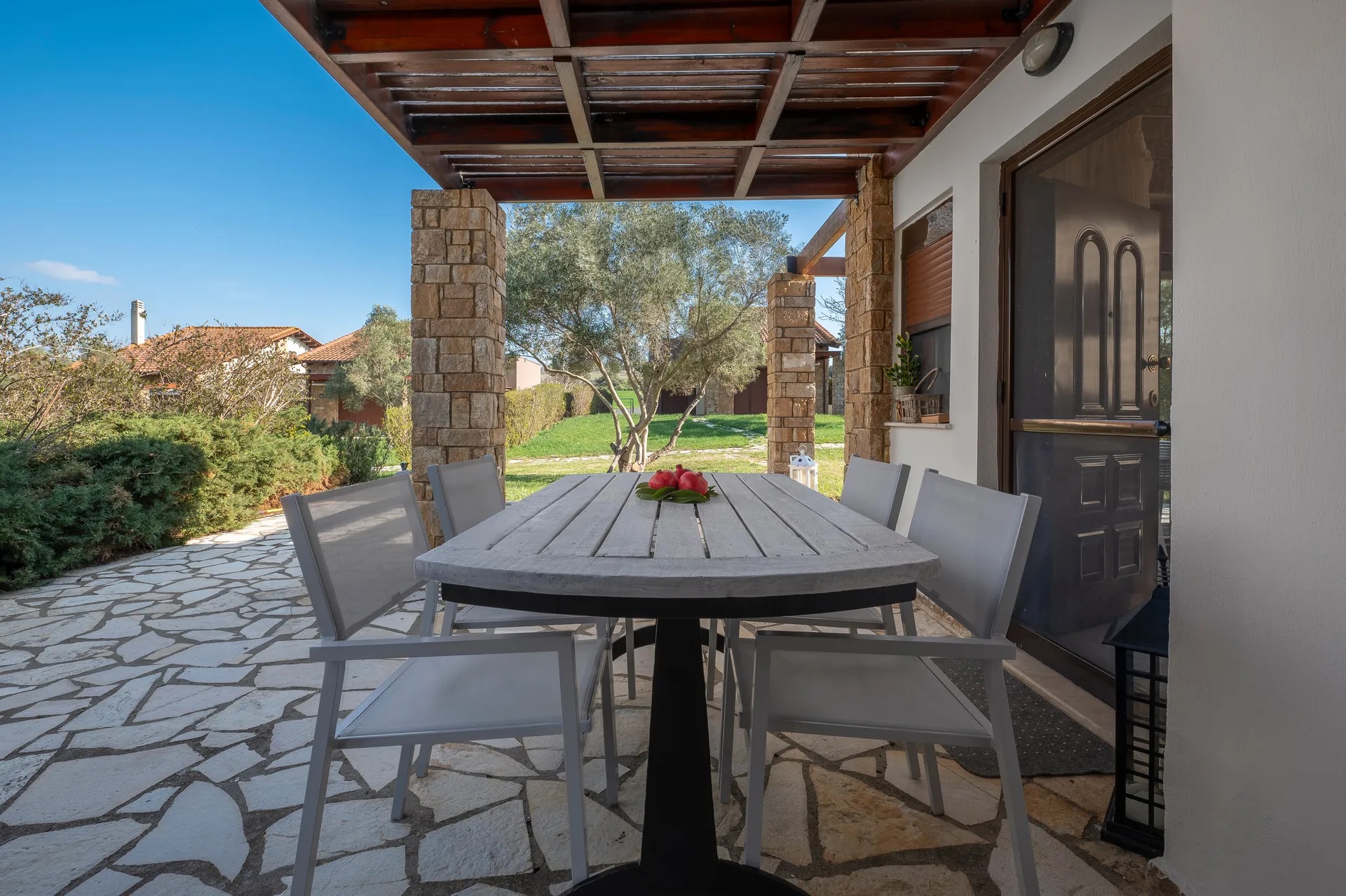 NG Sani Villas-Joana trosobna vila terasa.jpg
