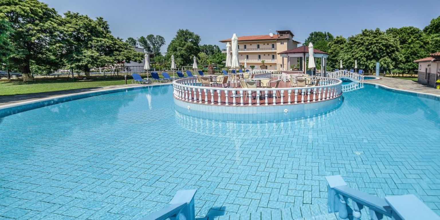 Sintrivanis Resort Beach-Bar pored bazena.jpg