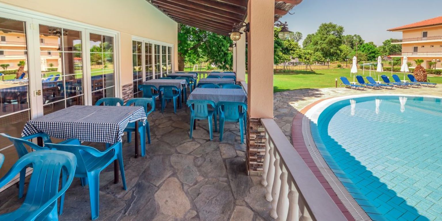 Sintrivanis Resort Beach-Terasa restorana.jpg