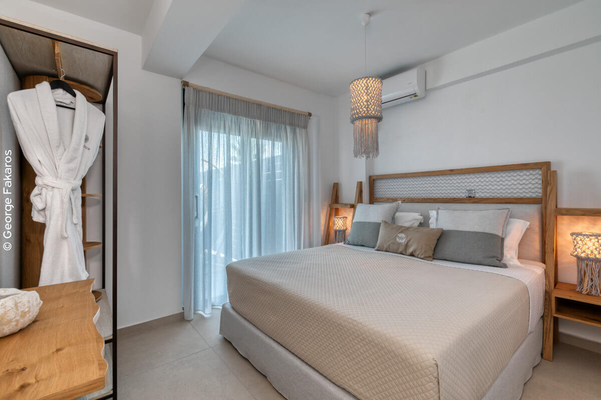 White Rock Villas-Elegant apartment spavaca soba.jpg
