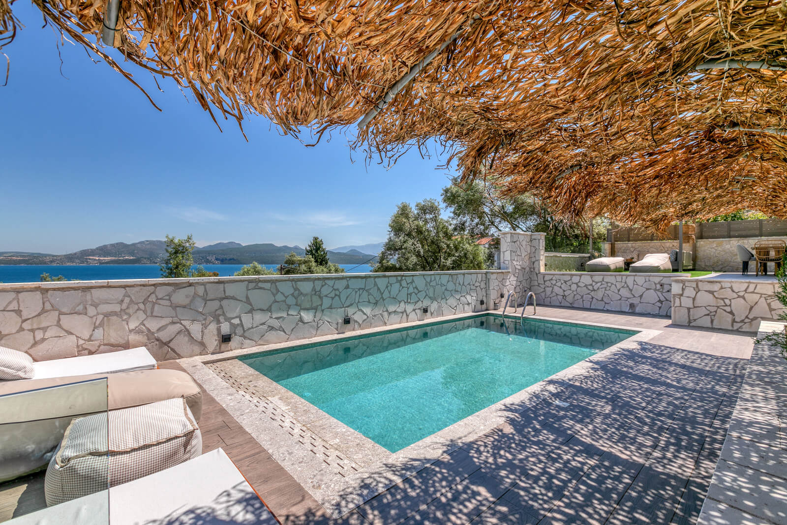 White Rock Villas-Rosses vila bazen.jpg