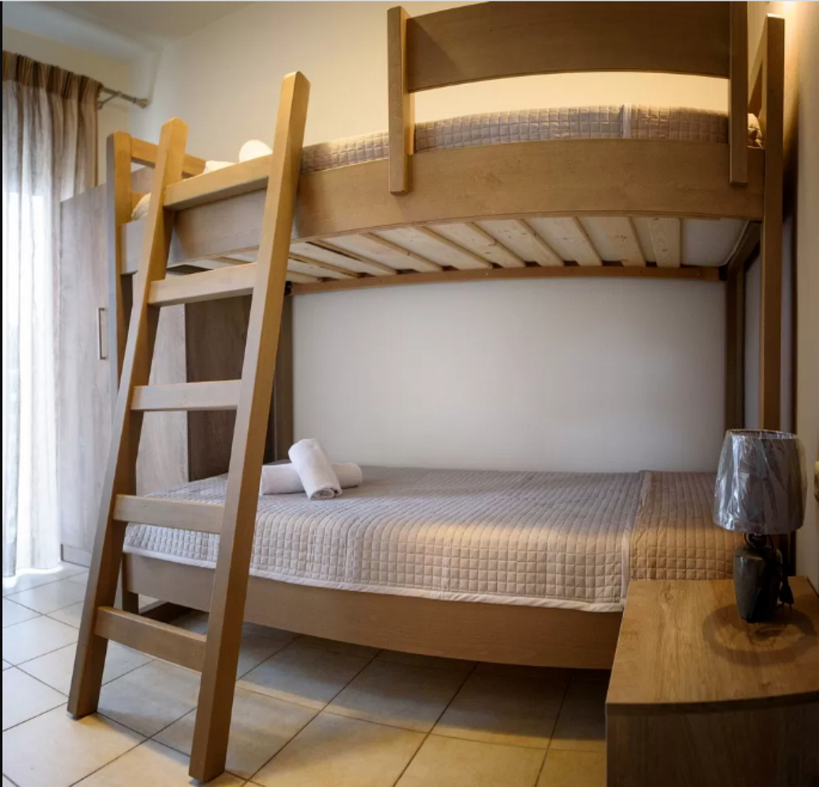 Finikes studio apartman sa krevetima na sprat.jpg
