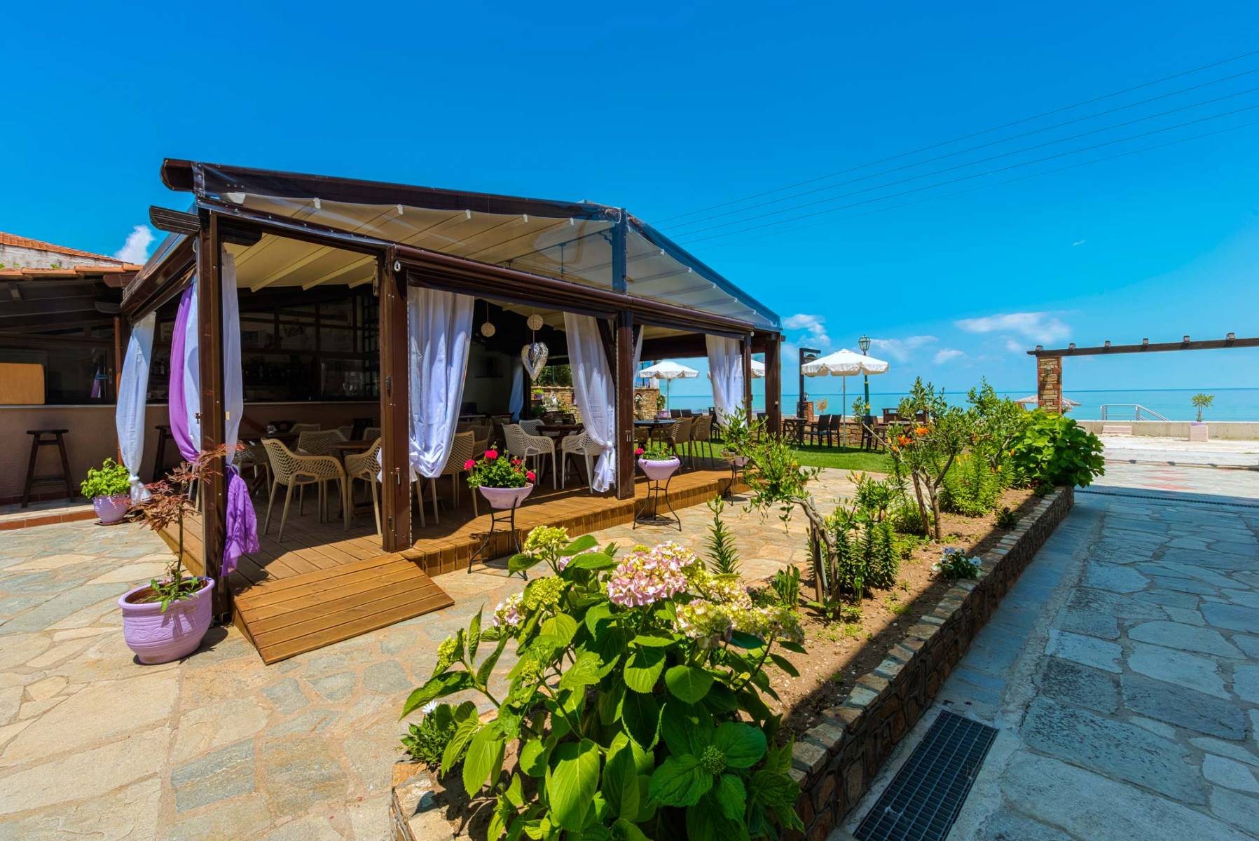 Hotel Kamelia & Semili bar.jpg