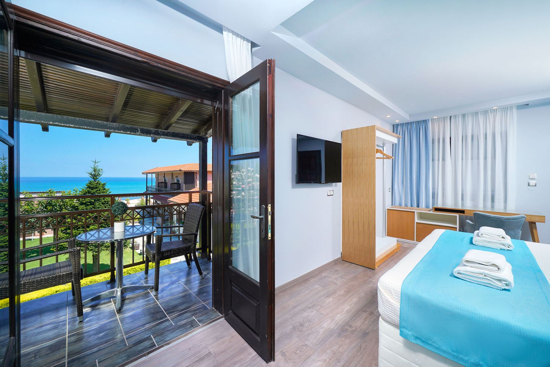 Hotel Kamelia & Semili izgled deluks sobe sa pogledom na more.jpg
