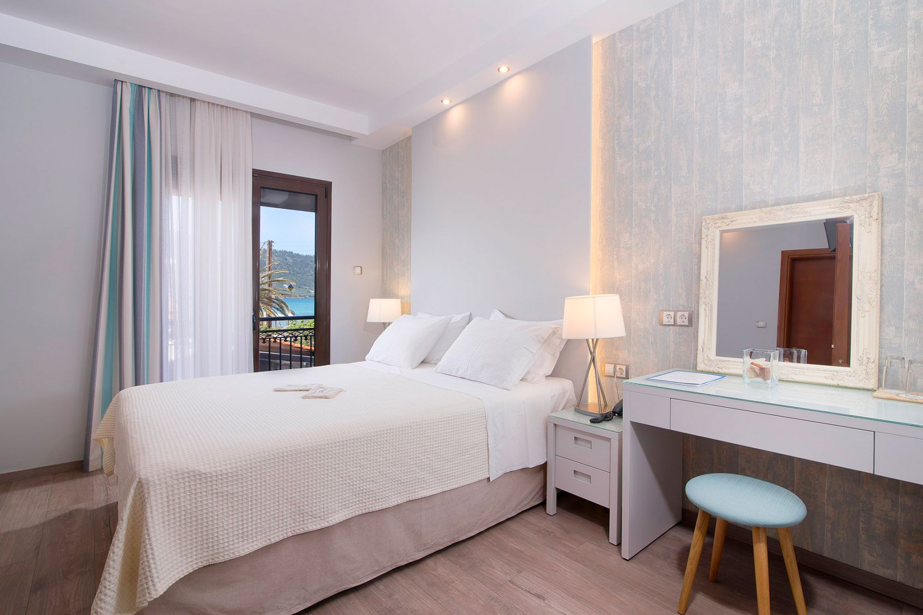 Hotel Kamelia & Semili standardna soba sa bočnim pogledom na more.jpg